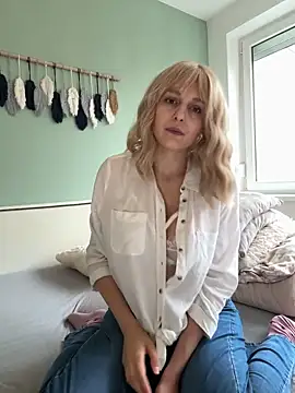 Snapshot of LaurenSommer chatting on 11/12/25, 08:48 LaurenSommer online show from 11/12/25, 08:48