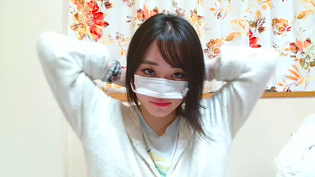 liliyRiSAcha-n online show from 04/10/26, 07:35