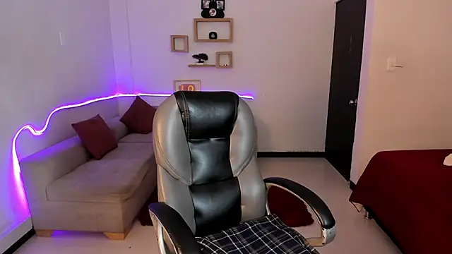 Kristen Garner online show from 12/03/25, 07:23