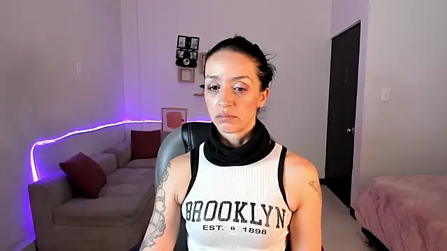 Snapshot of Kristen_Garner chatting on 12/22/25, 07:11 Kristen Garner online show from 12/22/25, 07:11