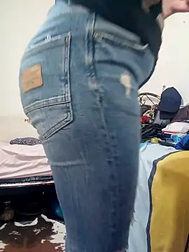 Snapshot of lolo890 chatting on 10/24/25, 04:25 lolo890 online show from 10/24/25, 04:25