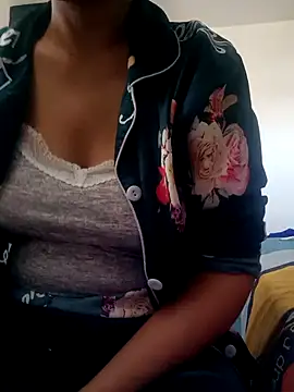 Snapshot of lolo890 chatting on 11/12/25, 01:22 lolo890 online show from 11/12/25, 01:22