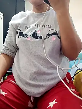 Snapshot of lolo890 chatting on 11/14/25, 01:21 lolo890 online show from 11/14/25, 01:21