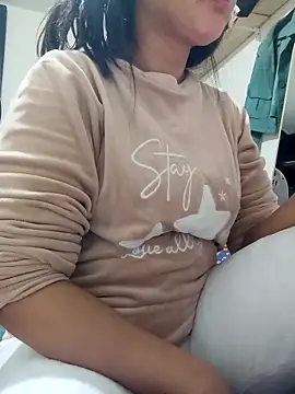 Snapshot of lolo890 chatting on 12/14/25, 12:21 lolo890 online show from 12/14/25, 12:21