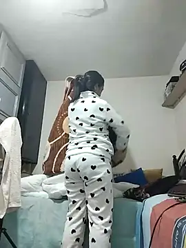 Snapshot of lolo890 chatting on 12/19/25, 02:35 lolo890 online show from 12/19/25, 02:35