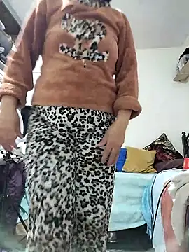 Snapshot of lolo890 chatting on 12/22/25, 10:07 lolo890 online show from 12/22/25, 10:07