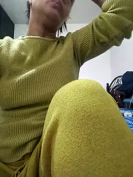 Snapshot of lolo890 chatting on 02/18/26, 01:40 lolo890 online show from 02/18/26, 01:40