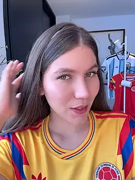 AmelieLaurent  online show from 06/18/26, 03:49