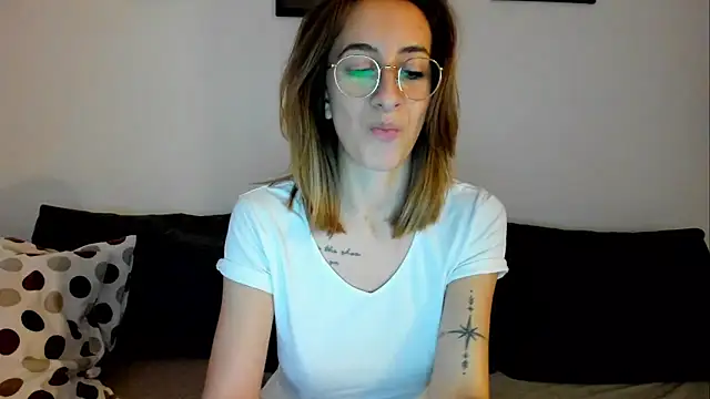 Snapshot of DesireMore90 chatting on 12/17/24, 01:38 DesireMore90 online show from 12/17/24, 01:38