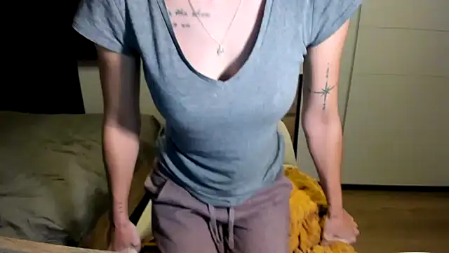 Snapshot of DesireMore90 chatting on 12/27/24, 07:57 DesireMore90 online show from 12/27/24, 07:57