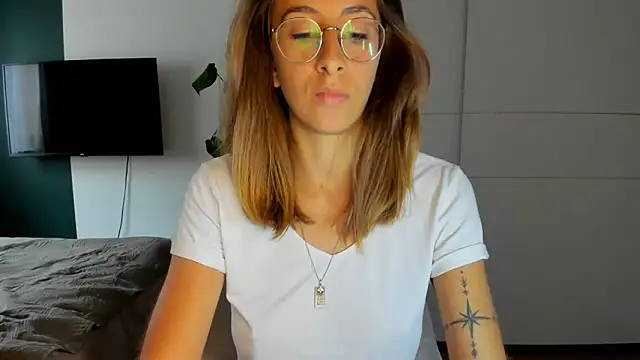 Snapshot of DesireMore90 chatting on 09/16/25, 01:23 DesireMore90 online show from 09/16/25, 01:23