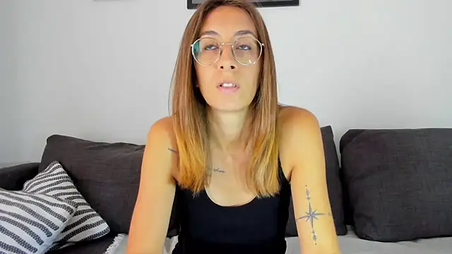 Snapshot of DesireMore90 chatting on 09/25/25, 02:21 DesireMore90 online show from 09/25/25, 02:21