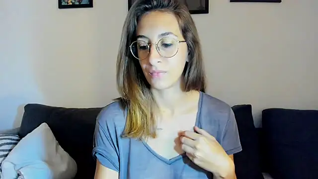 Snapshot of DesireMore90 chatting on 10/16/25, 07:37 DesireMore90 online show from 10/16/25, 07:37