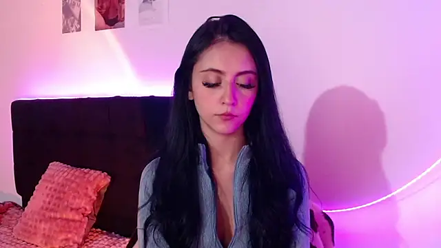 Coralinnee  online show from 03/07/25, 04:13