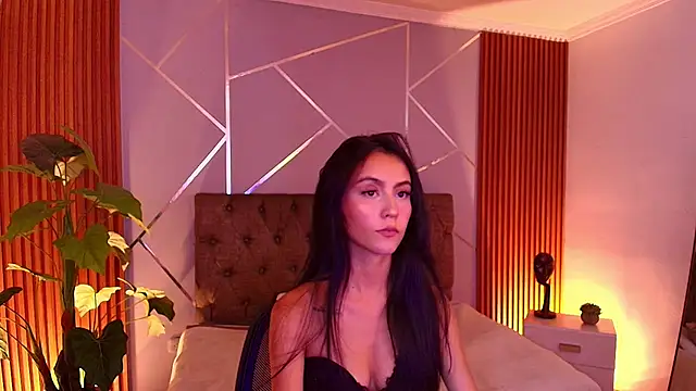 Coralinnee  online show from 03/19/26, 06:28