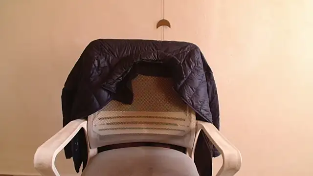 Snapshot of brdot_ chatting on 12/22/25, 02:14 brdot online show from 12/22/25, 02:14