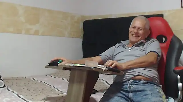 Snapshot of VALENTINO1983_ chatting on 10/11/25, 02:00 VALENTINO1983 online show from 10/11/25, 02:00