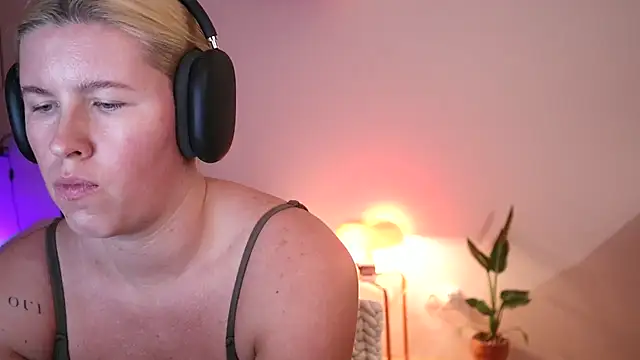 moonamii online show from 12/04/24, 08:51