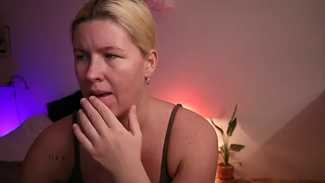 moonamii online show from 12/15/24, 07:42