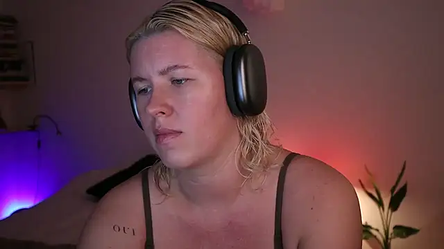 moonamii online show from 01/10/25, 04:30