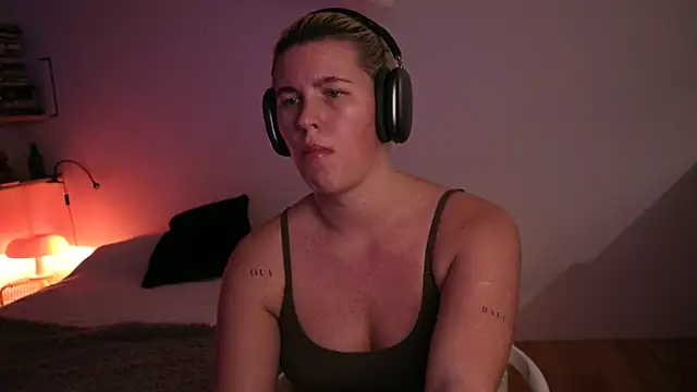 moonamii online show from 02/19/25, 02:44