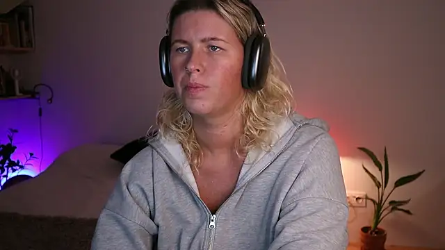 moonamii online show from 10/03/25, 05:21