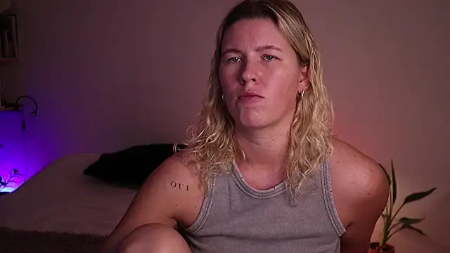 moonamii online show from 10/08/25, 04:37