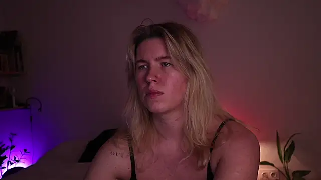 moonamii online show from 11/08/25, 08:18