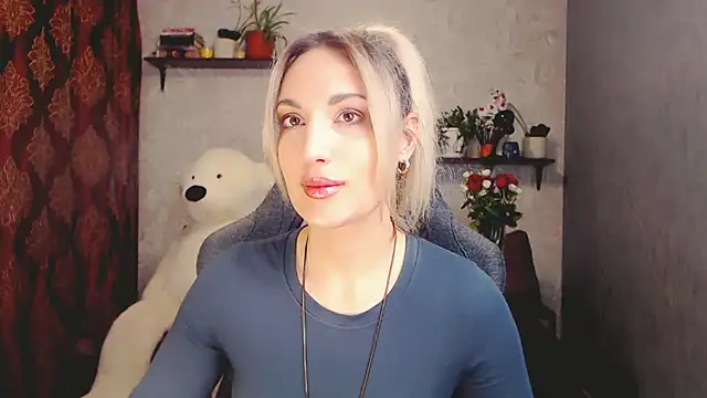 Snapshot of MillaXQueen chatting on 03/10/25, 02:16 MillaXQueen online show from 03/10/25, 02:16