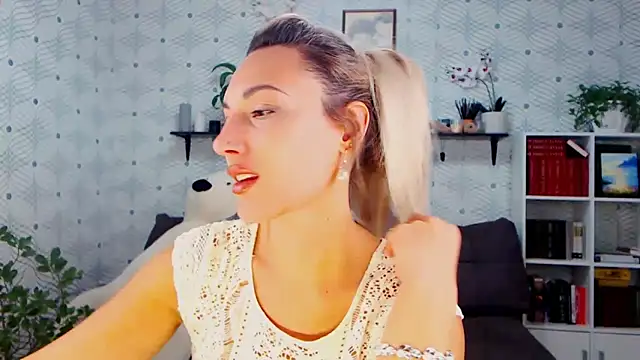 Snapshot of MillaXQueen chatting on 10/15/25, 02:06 MillaXQueen online show from 10/15/25, 02:06