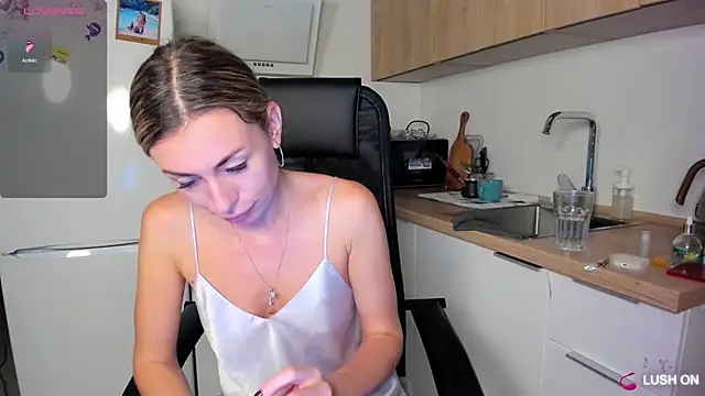 Snapshot of DannaEvan chatting on 09/27/25, 02:22 DannaEvan online show from 09/27/25, 02:22