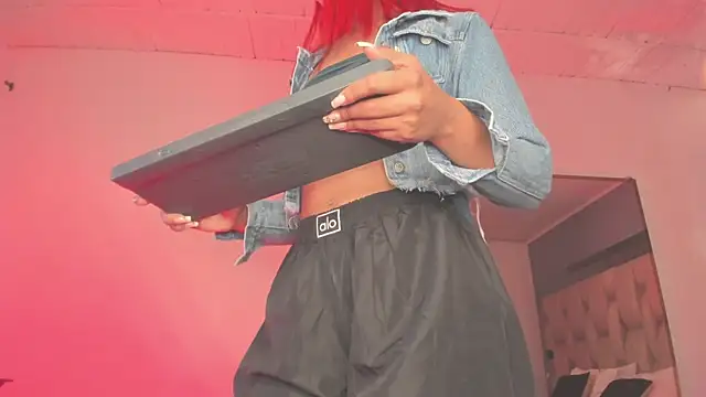 Snapshot of Emmily_Savage chatting on 02/18/25, 10:27 Emmily Savage online show from 02/18/25, 10:27