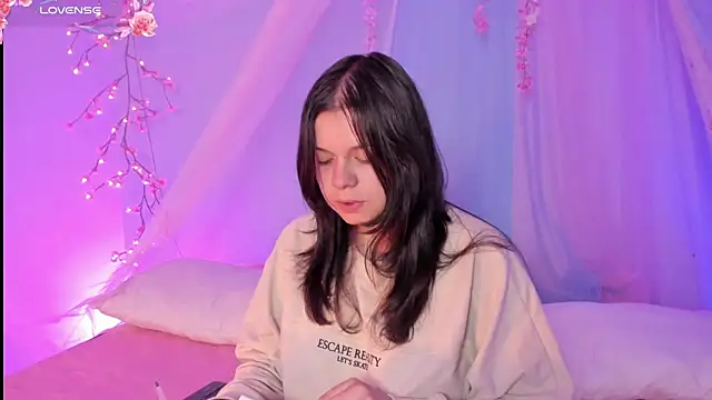 Snapshot of Mey_moon chatting on 07/04/26, 03:13 Mey moon online show from 07/04/26, 03:13