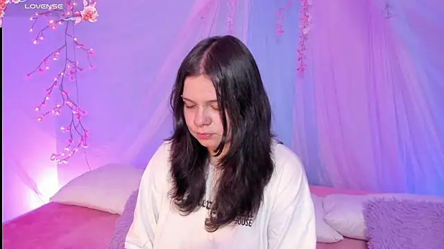 Snapshot of Mey_moon chatting on 07/07/26, 03:42 Mey moon online show from 07/07/26, 03:42