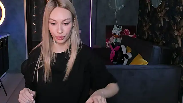 Snapshot of Blckmirrorr chatting on 10/25/25, 08:00 Blckmirrorr online show from 10/25/25, 08:00