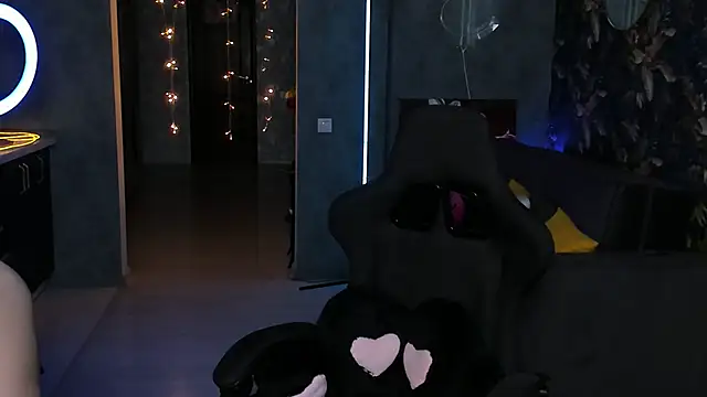 Snapshot of Blckmirrorr chatting on 10/29/25, 10:50 Blckmirrorr online show from 10/29/25, 10:50