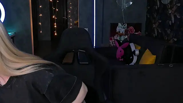 Snapshot of Blckmirrorr chatting on 11/15/25, 12:45 Blckmirrorr online show from 11/15/25, 12:45