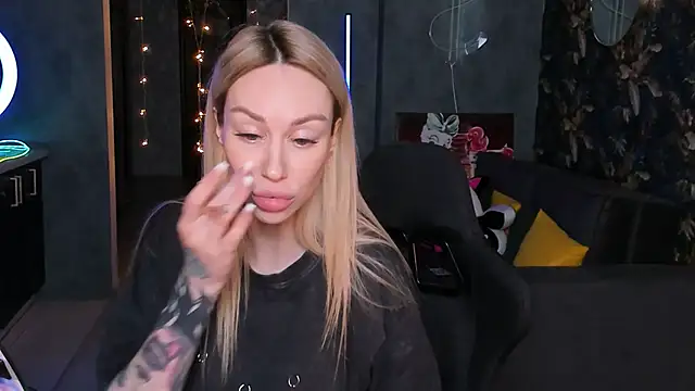 Snapshot of Blckmirrorr chatting on 11/19/25, 12:05 Blckmirrorr online show from 11/19/25, 12:05