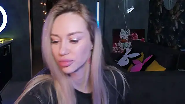 Snapshot of Blckmirrorr chatting on 11/23/25, 02:28 Blckmirrorr online show from 11/23/25, 02:28