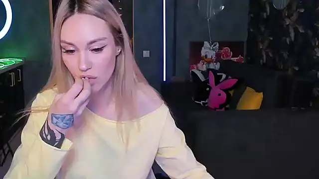 Snapshot of Blckmirrorr chatting on 11/28/25, 01:14 Blckmirrorr online show from 11/28/25, 01:14