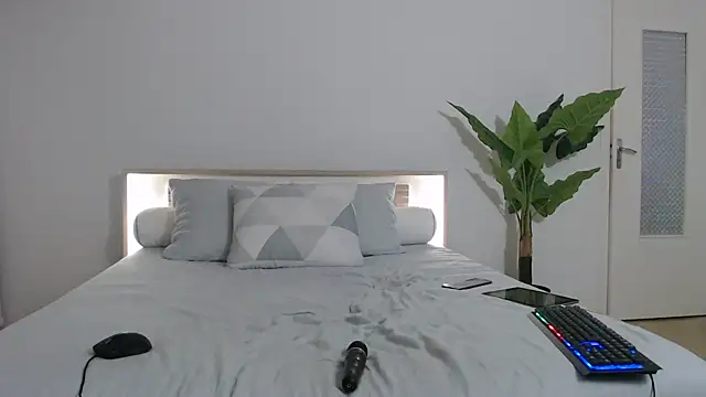 Snapshot of Crystal-dreamt chatting on 03/22/25, 05:31 Crystal-dreamt online show from 03/22/25, 05:31