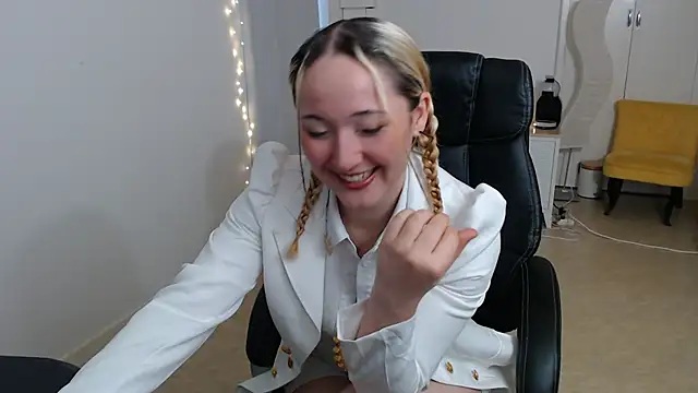 Snapshot of Crystal-dreamt chatting on 10/04/25, 08:56 Crystal-dreamt online show from 10/04/25, 08:56