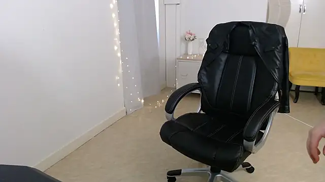 Snapshot of Crystal-dreamt chatting on 10/10/25, 09:19 Crystal-dreamt online show from 10/10/25, 09:19