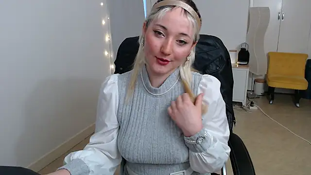 Snapshot of Crystal-dreamt chatting on 10/15/25, 07:52 Crystal-dreamt online show from 10/15/25, 07:52