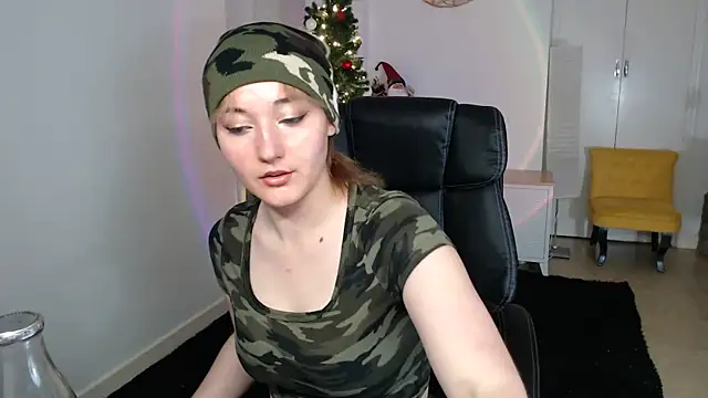 Snapshot of Crystal-dreamt chatting on 11/19/25, 09:42 Crystal-dreamt online show from 11/19/25, 09:42