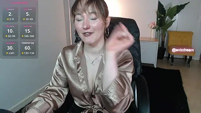 Snapshot of Crystal-dreamt chatting on 05/13/26, 01:30 Crystal-dreamt online show from 05/13/26, 01:30