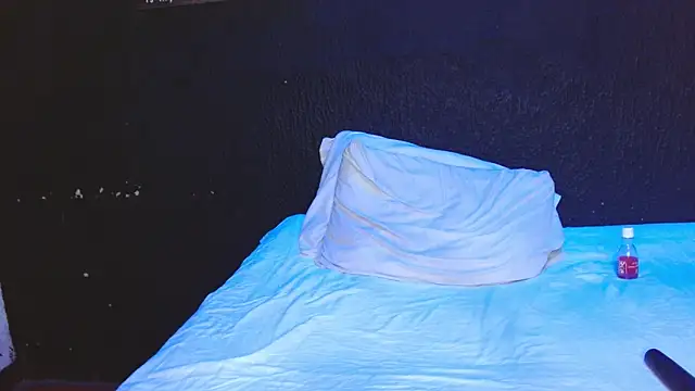 Snapshot of ASTRIDBULM chatting on 12/19/25, 08:27 ASTRIDBULM online show from 12/19/25, 08:27