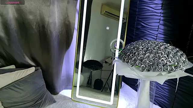 Snapshot of moniqque chatting on 02/13/25, 11:50 moniqque online show from 02/13/25, 11:50