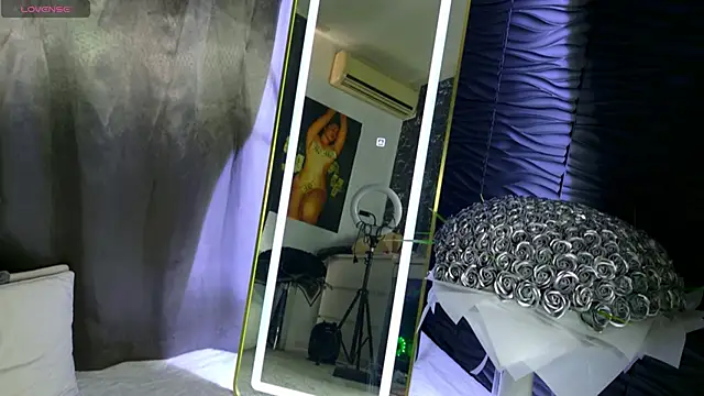 Snapshot of moniqque chatting on 03/20/25, 11:38 moniqque online show from 03/20/25, 11:38