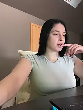 Snapshot of moniqque chatting on 10/13/25, 01:33 moniqque online show from 10/13/25, 01:33